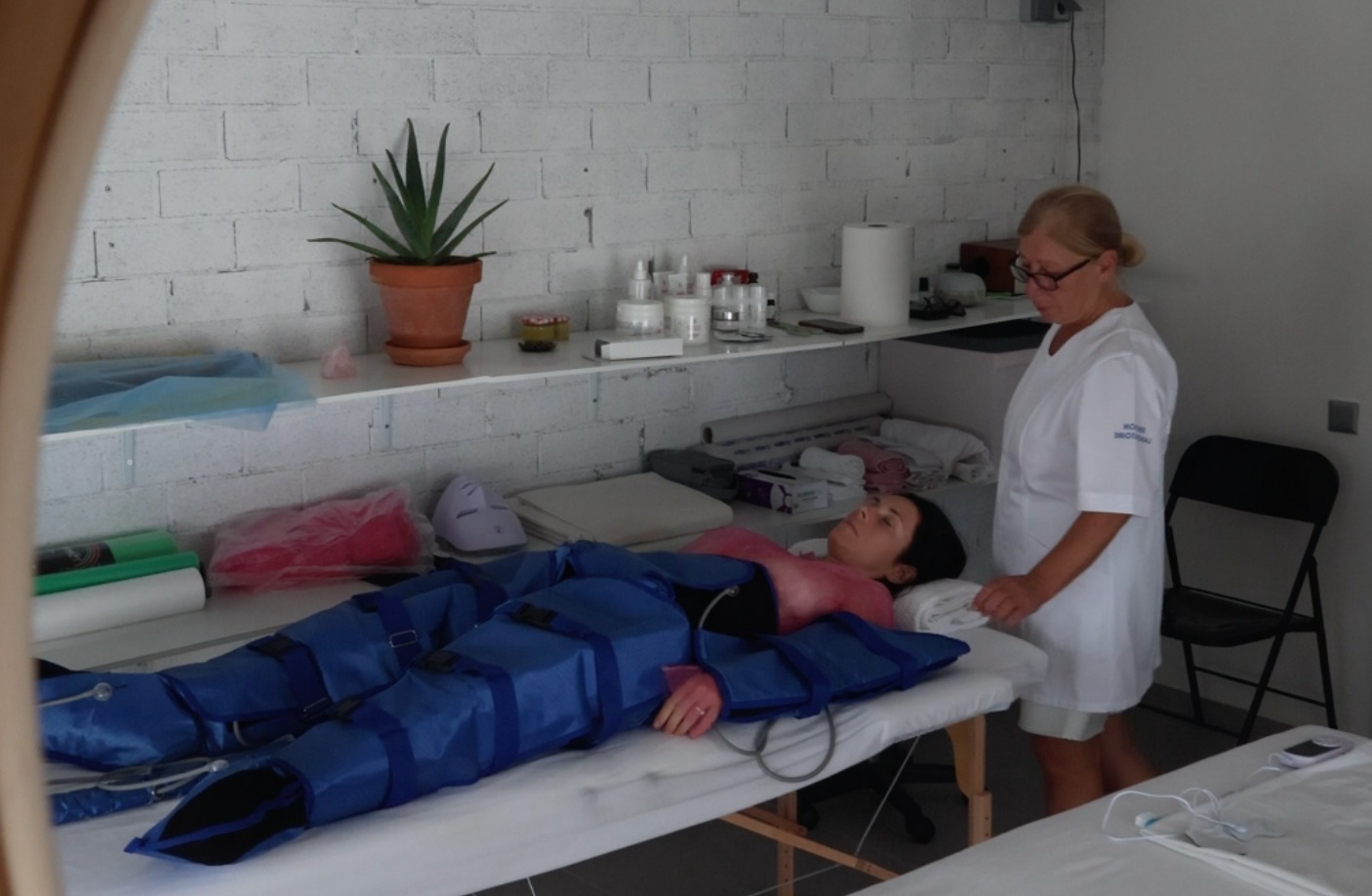 Sesión de presoterapia corporal realizada en una camilla